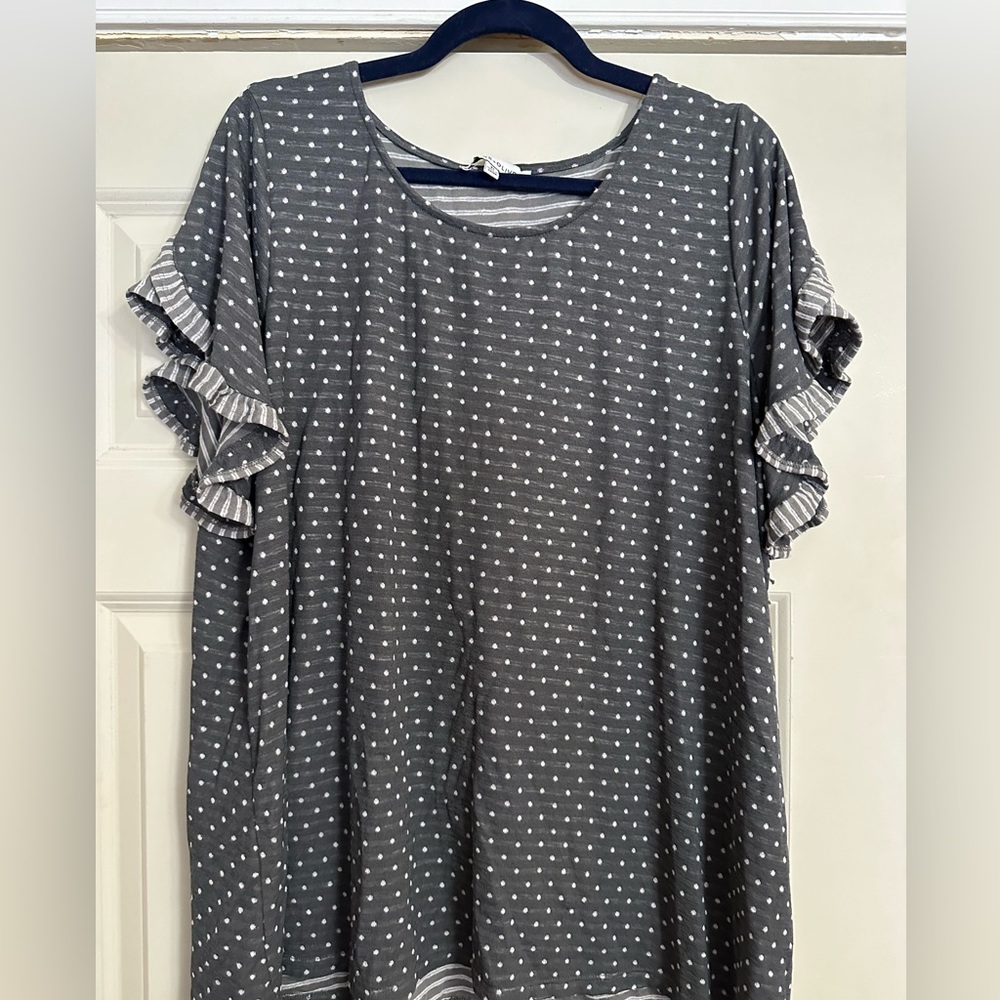 Women’s size 2x short sleeve top. Rose + Olive brand. Very good condition